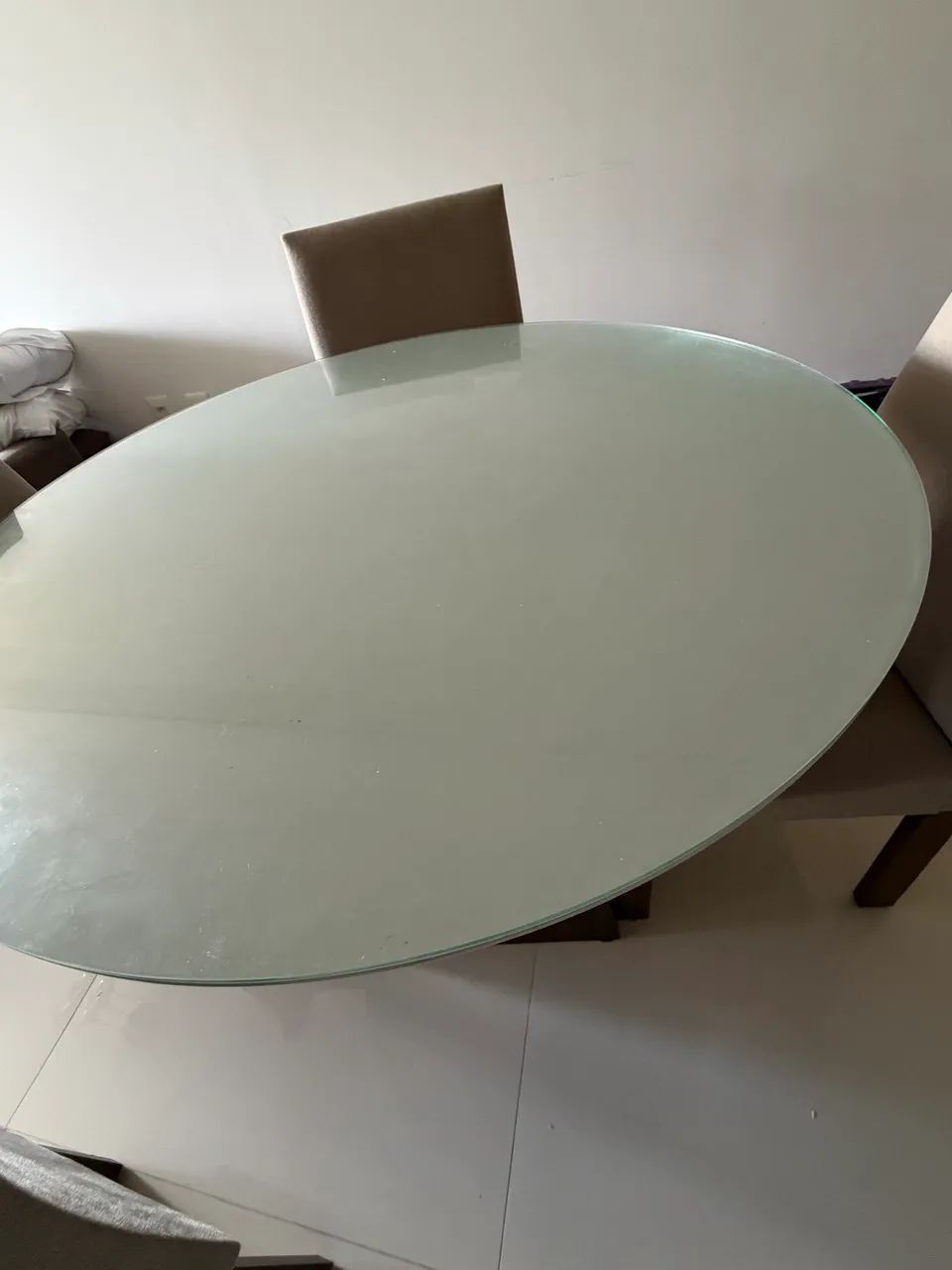 Mesa Redonda de Jantar com tampo de vidro e 4 cadeiras  - Foto 2