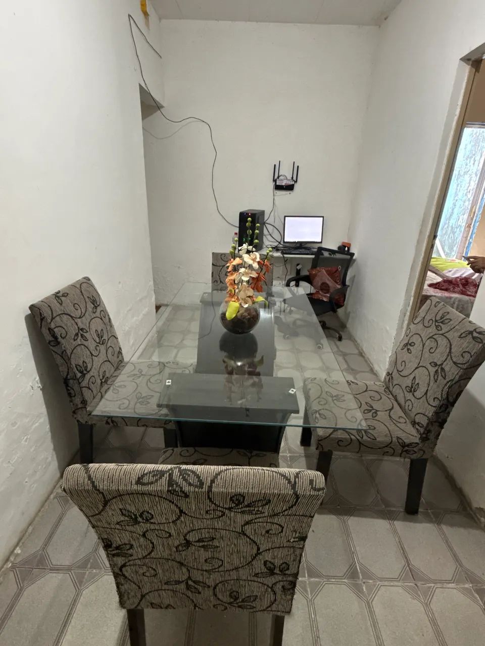Mesa de vidro com 4 cadeiras  - Foto 3