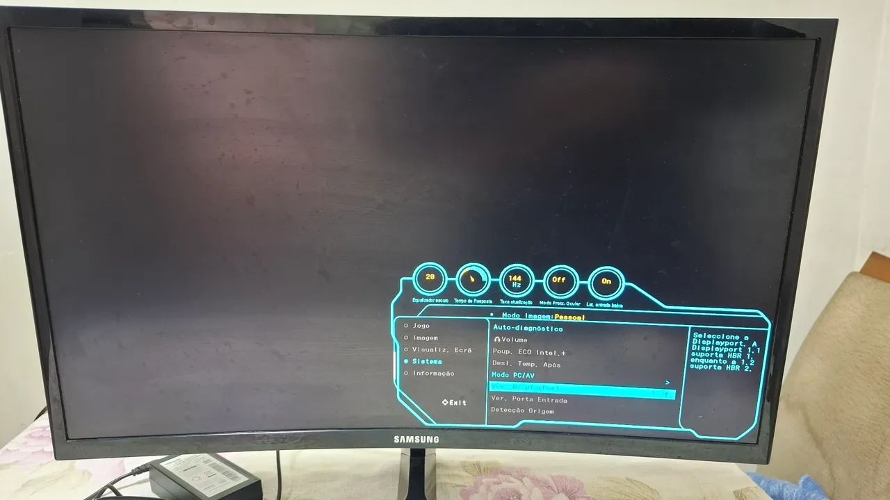 Samsung Odyssey CRG5 de 24 polegadas curvo.