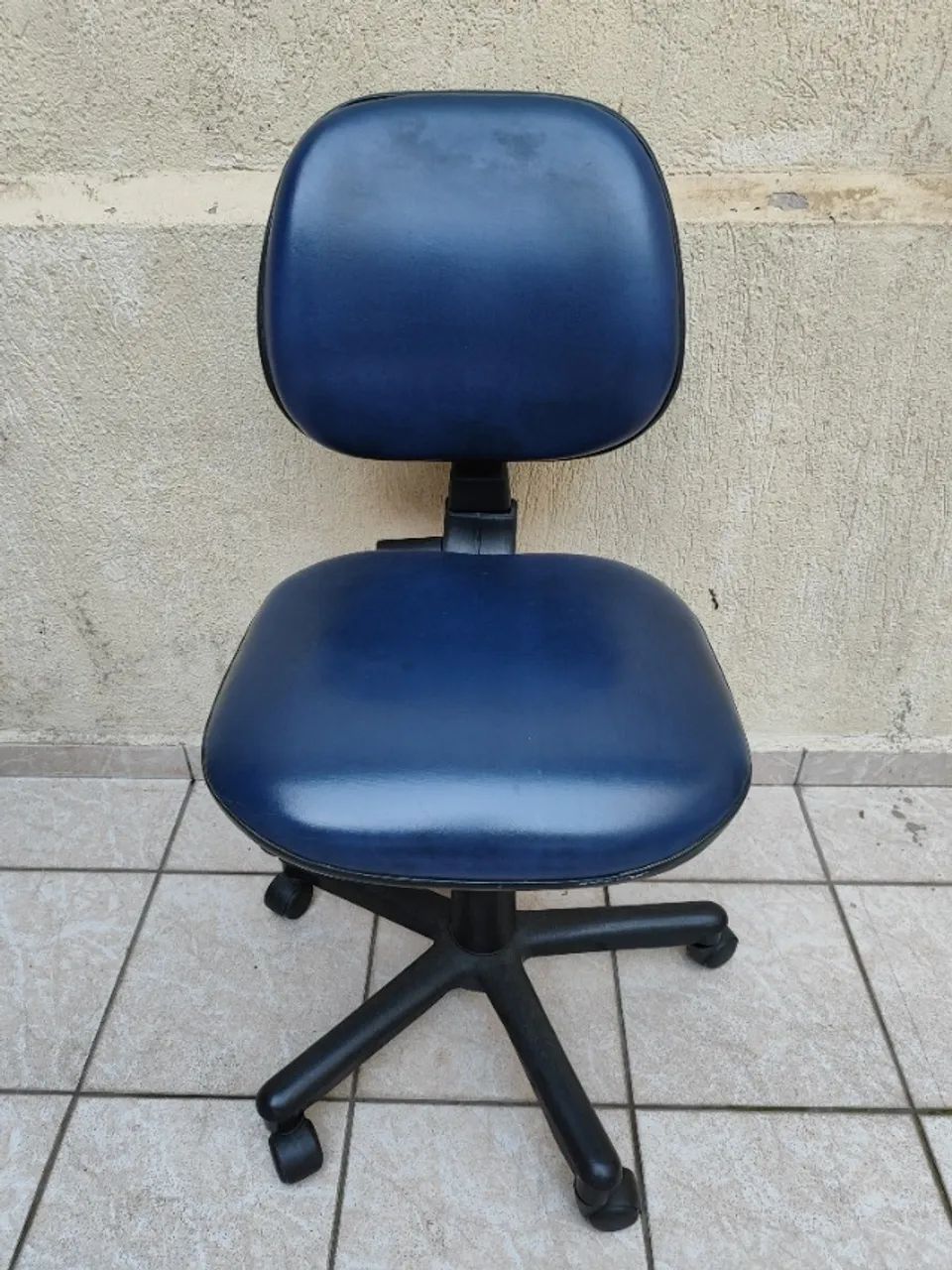 Cadeira Giratória Azul com Rodinhas Estofada Azul Couro - Foto 2