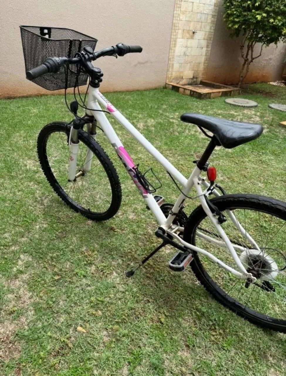 Bicicleta B'Twin Rockrider 300 - 26 Polegadas, equipada com cesta dianteira preta. - Foto 2