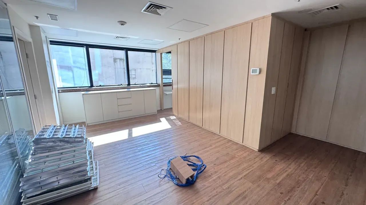 Conjunto comercial semi mobiliado no Itaim 98 m² 3 vagas - Foto 4