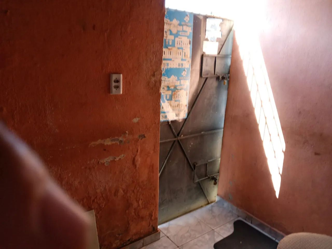 Vendo casa,3 compartimentos e1 banheiro e 1 ponto comercial pequeno. - Foto 3