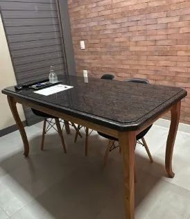 Mesa de mármore e pés em madeira maciça