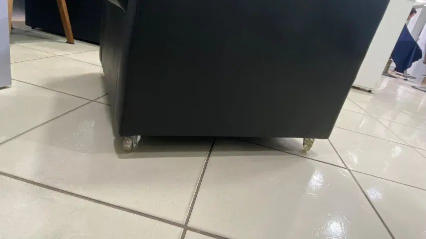 Cadeira nova acolchoada com rodas tipo poltrona - Foto 2