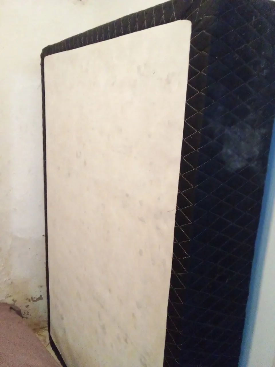 BASE DE CAMA CASAL BEM CONSERVADA E FORRADA ACOMPANHA OS PÉS 