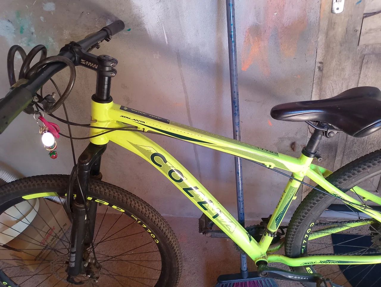 Bicicleta e capacete  - Foto 2