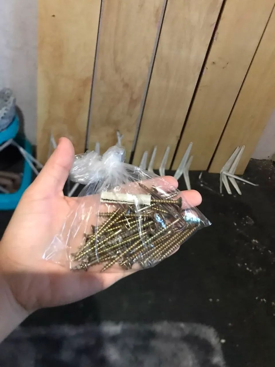 pratileira com suporte e parafusos 