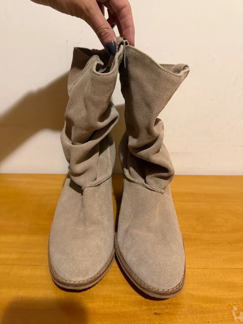 Bota linda em camurça clara