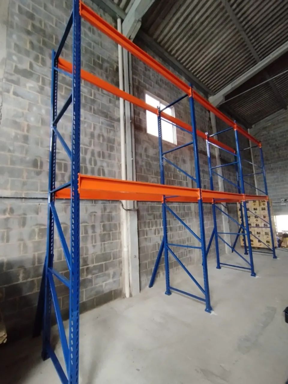 Porta-paletes para operação logística