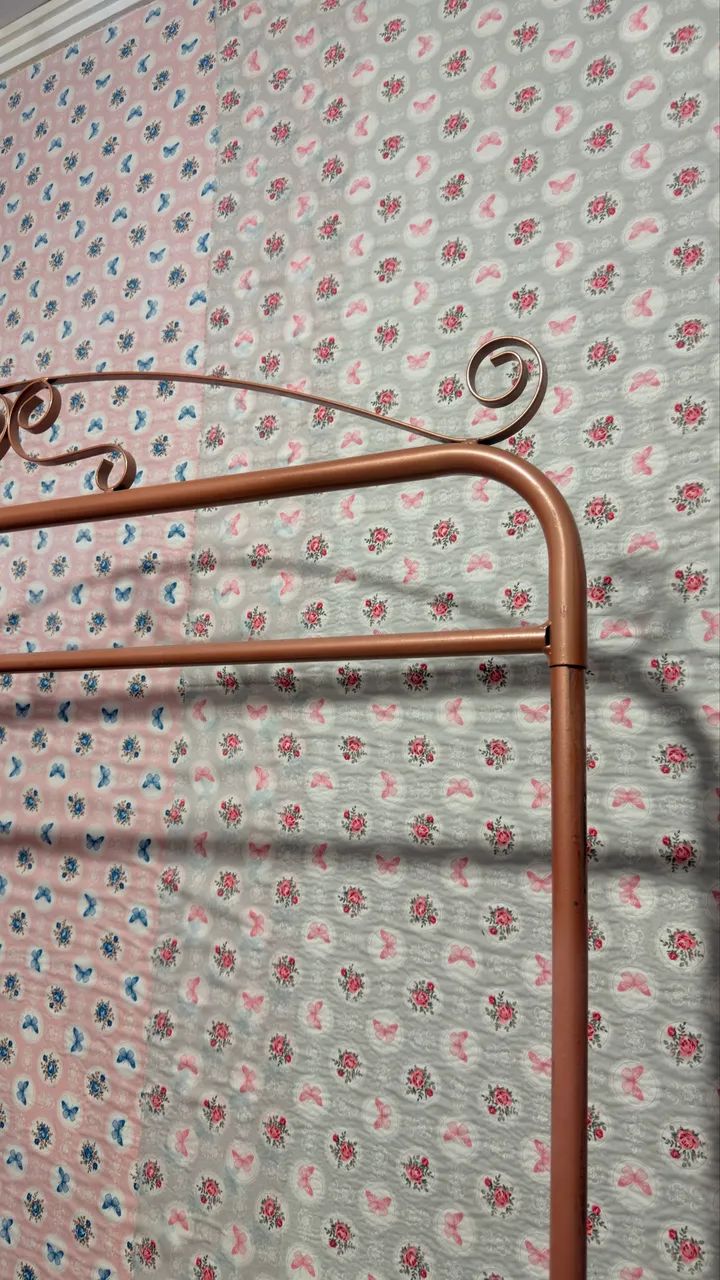 Arara de roupas rose gold 