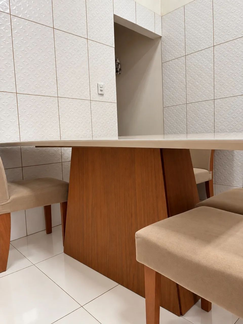 Vende-se mesa de 6 cadeiras 