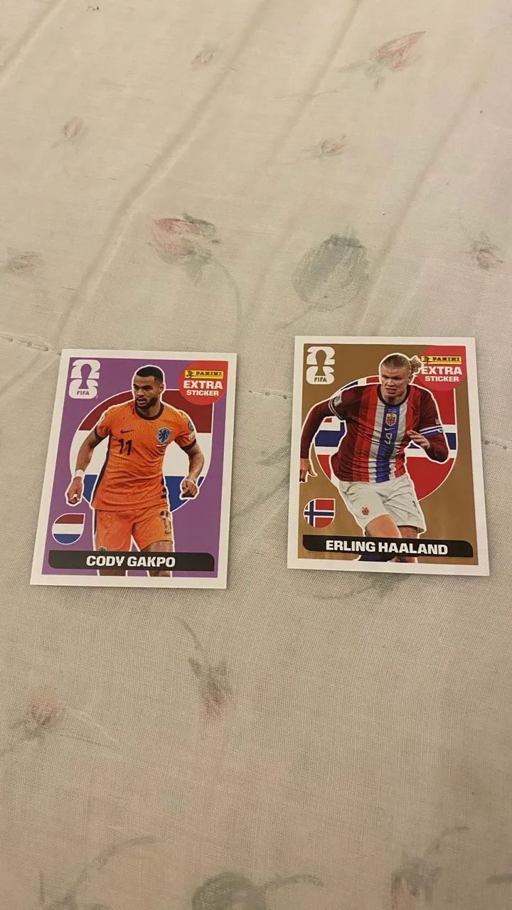 Figurinhas extras Haaland bronze e Gakpo roxo