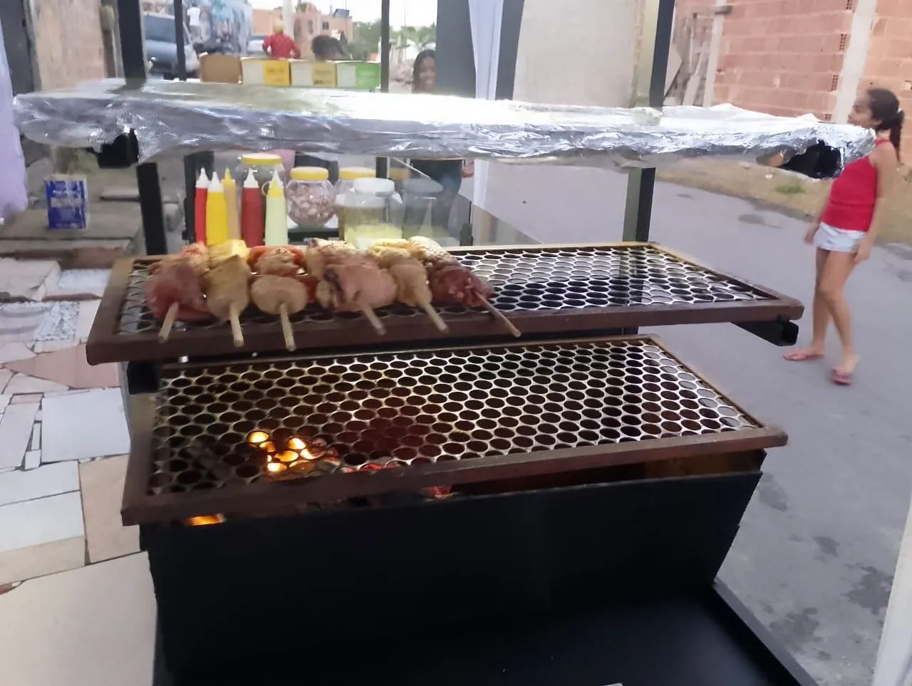 Vendo carrinho de cachorro quente  e churrasquinho completo  - Foto 3