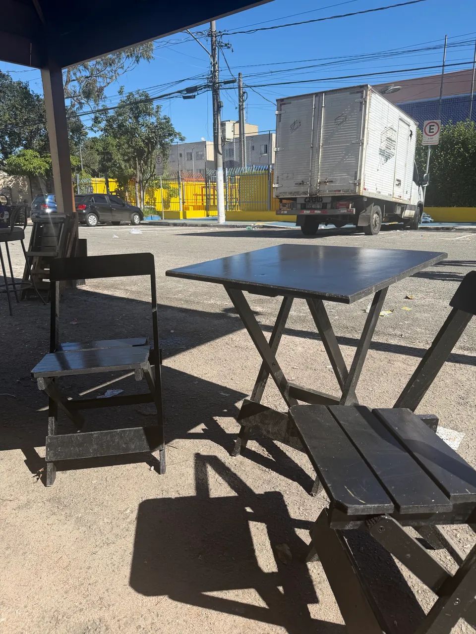 JOGO DE MESA E CADEIRAS 