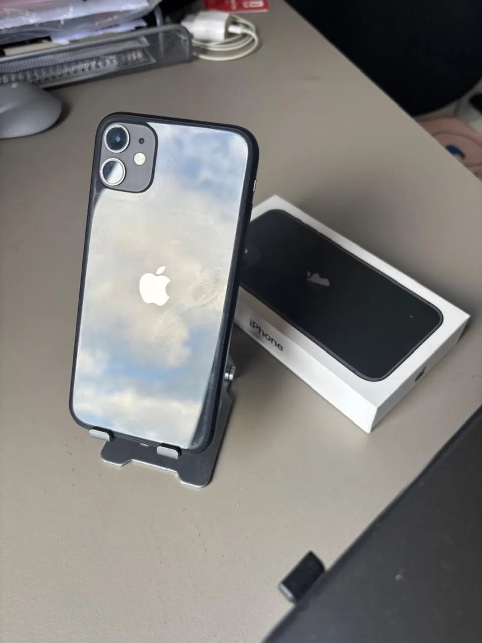 IPhone 11 muito conservado.