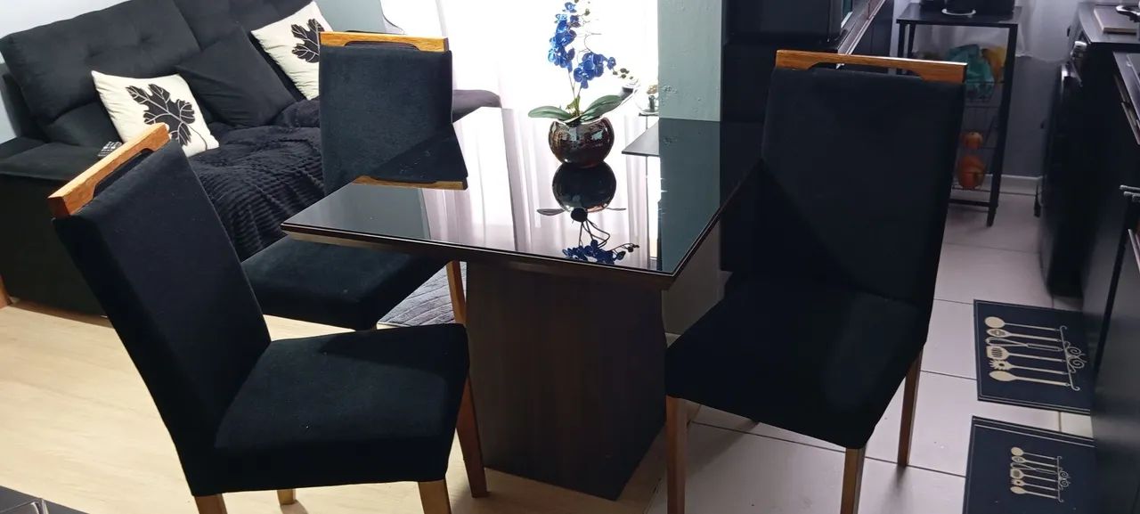 Vendo mesa com 3 cadeiras estofadas  - Foto 2