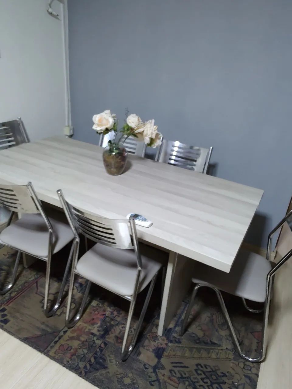 Mesa com 6 cadeiras
