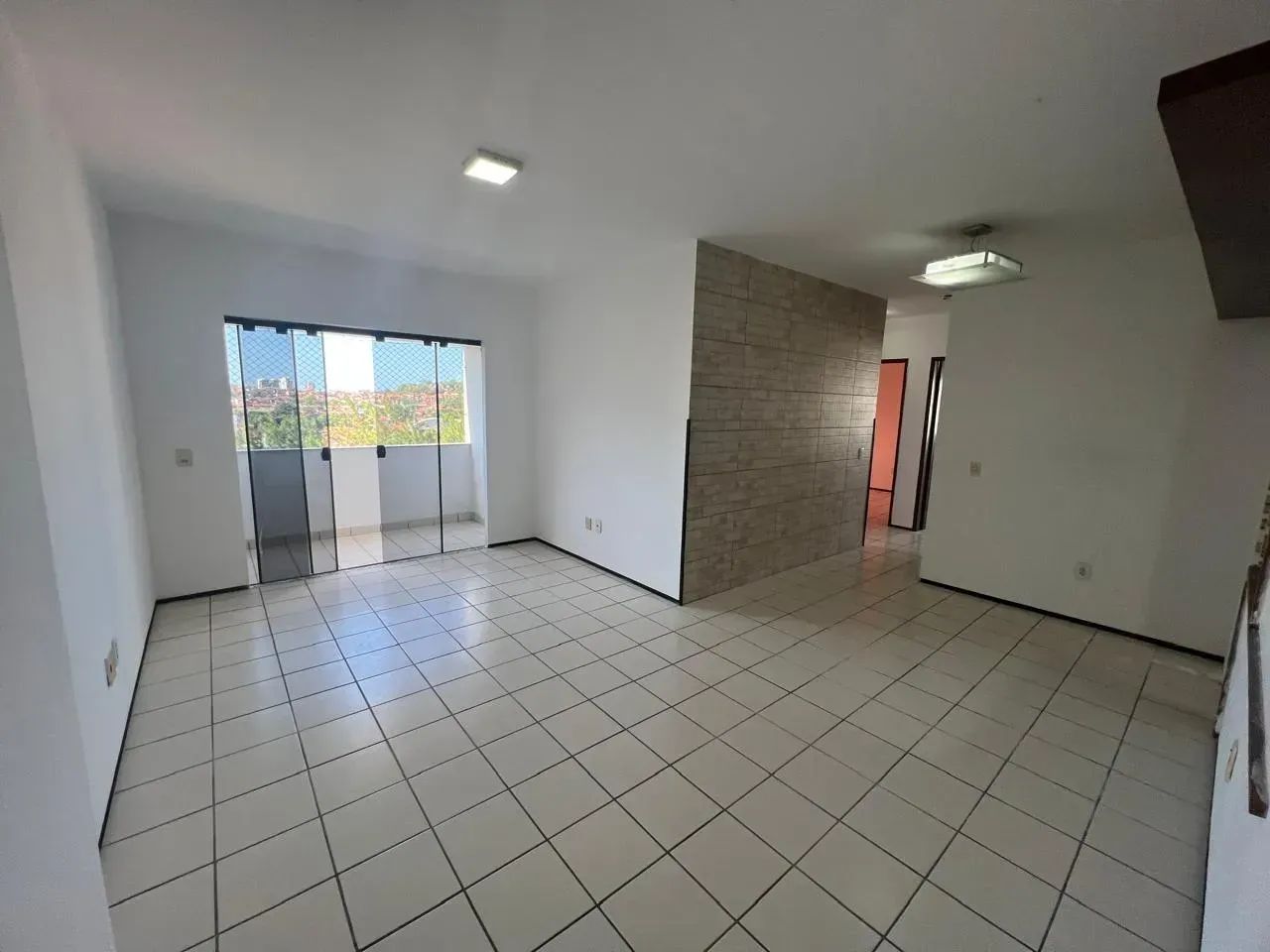 Apartamento com 100m3, 03 quartos, sala com varanda, armários, 02 vagas de garagem.