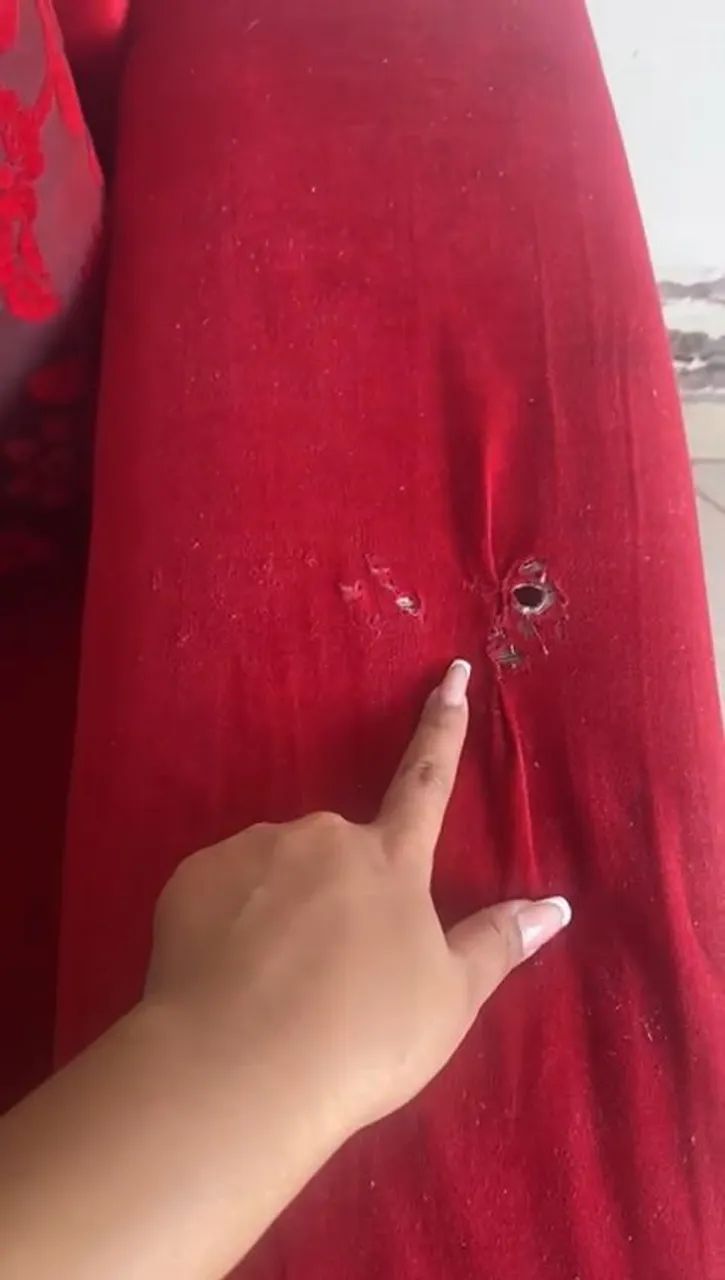 conjunto de sofá e poltrona de veludo vermelho, com leves marcas de uso - Foto 3