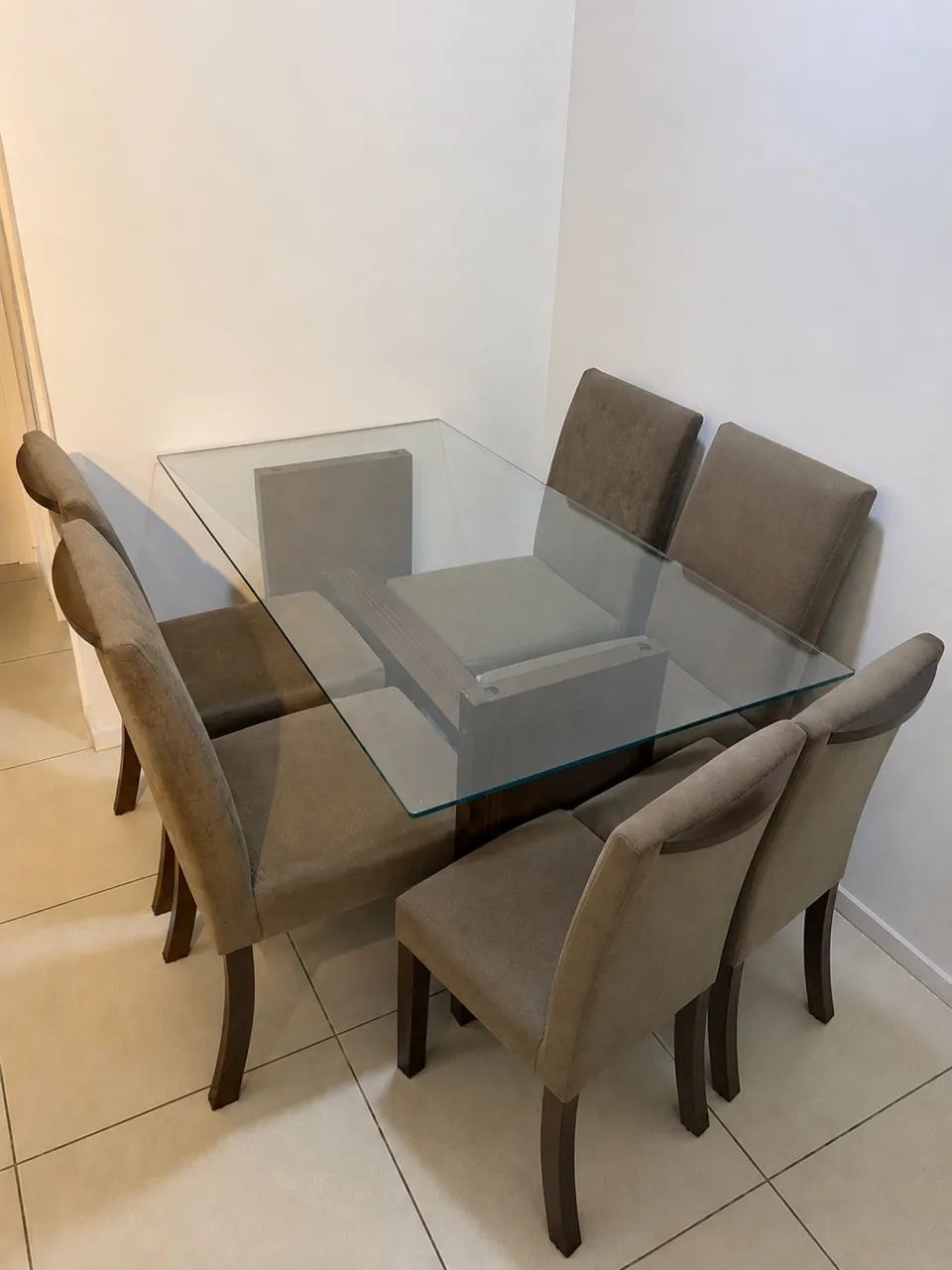 Mesa com tampo de vidro e base de madeira + 6 cadeiras