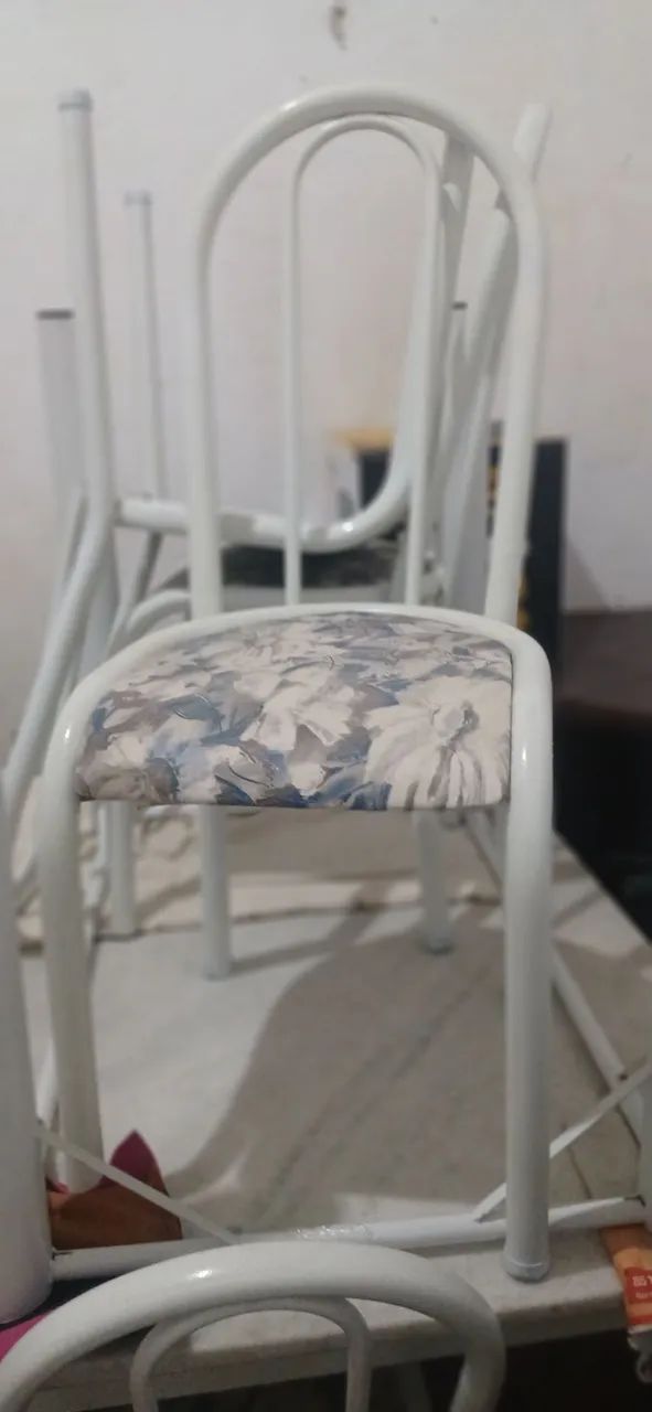 Vendo uma mesa com 4 cadeiras seminovas  - Foto 3