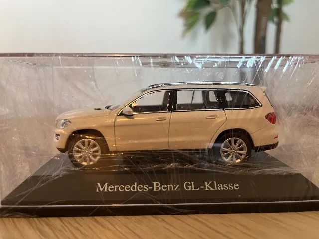 Miniatura Mercedes GL-KLASSE 1.43 Branco. - Hobbies e coleções