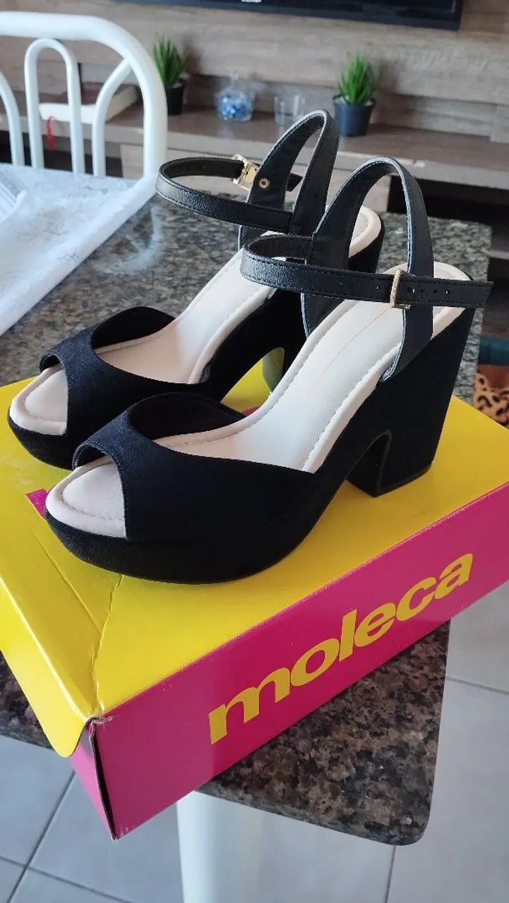 Vende-se Sandália Moleca 
