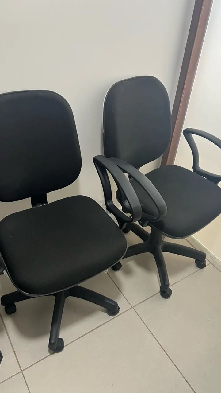 Cadeiras giratórias e fixa.