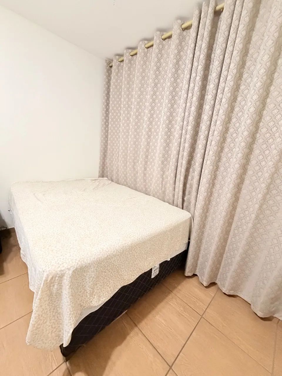 Cama Comfort seminova + Base em Madeira