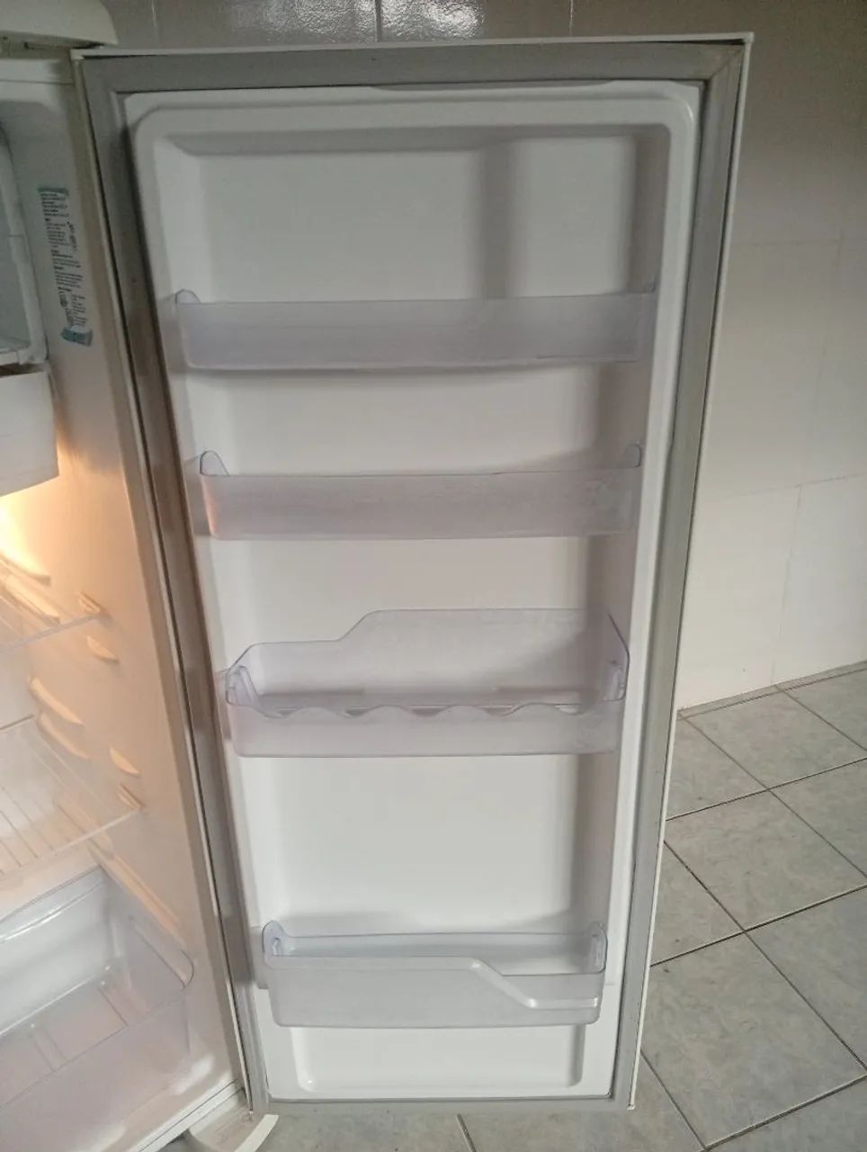Geladeira eletrolux semi nova  - Foto 4