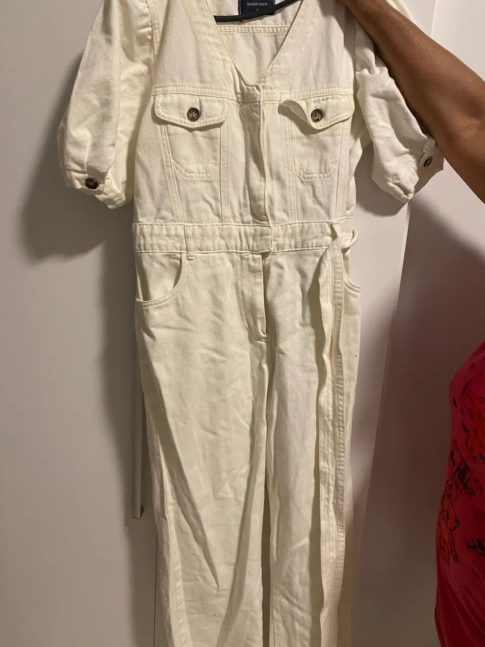 Macacão branco feminino estilo jeans com cinto - Foto 2