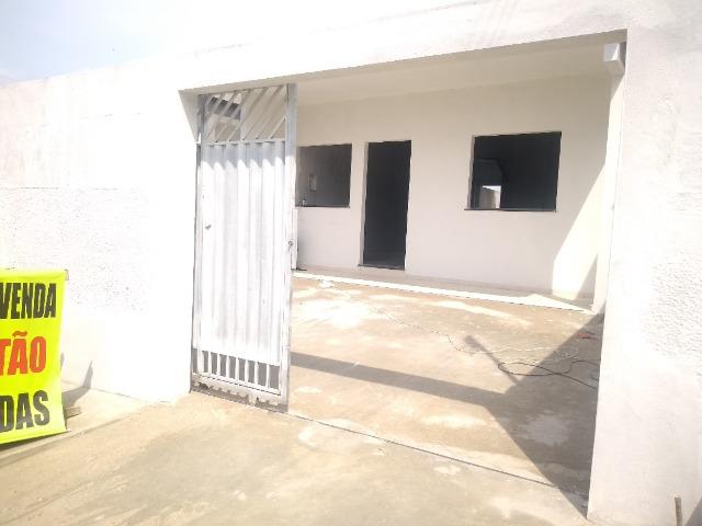 Casas em rua pública, 2 QTS (1 suíte), 2 vagas, área externa, prox ao shop. sumauma