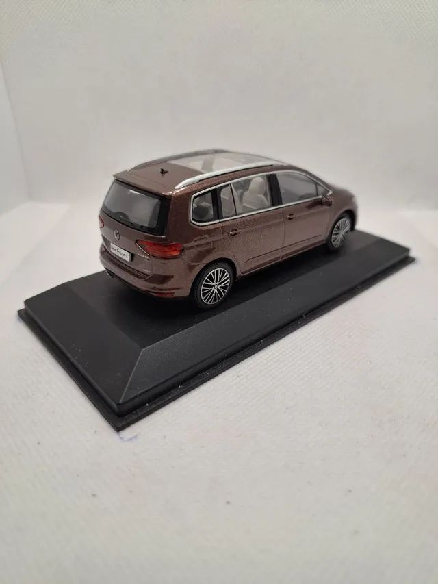 VW Touran deepblack-met. Werbemodell Minichamps 1T0099300F9R in der