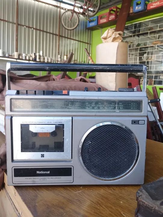 Antigo rádio NATIONAL. Não funciona peça pra decoração.