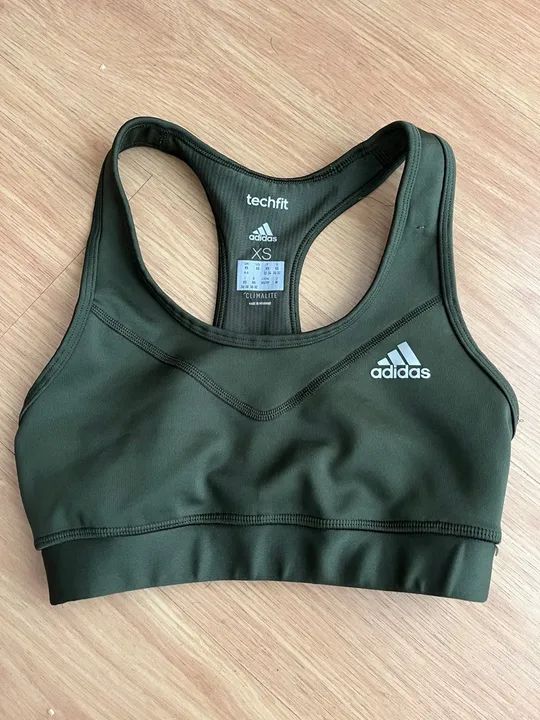 Top Adidas tamanho XP verde. 
