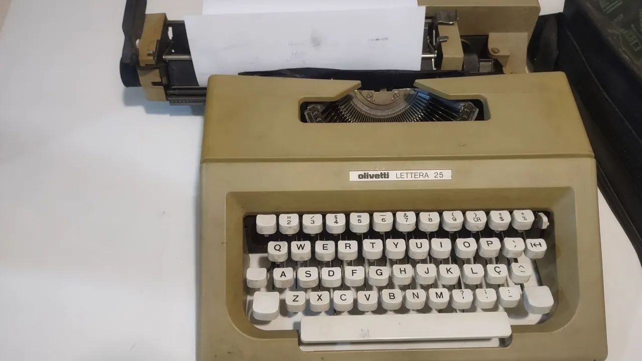 Vendo máquina de datilografia 200435654170164613121