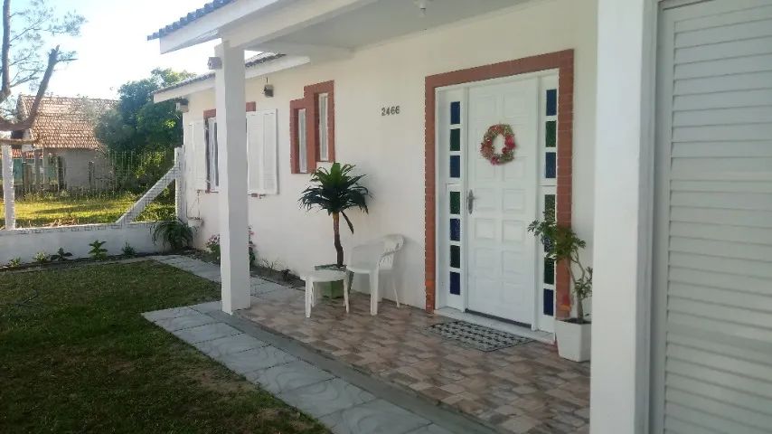 Casa 3 quartos, uma quadra do mar, internet, tv a cabo, alarme.