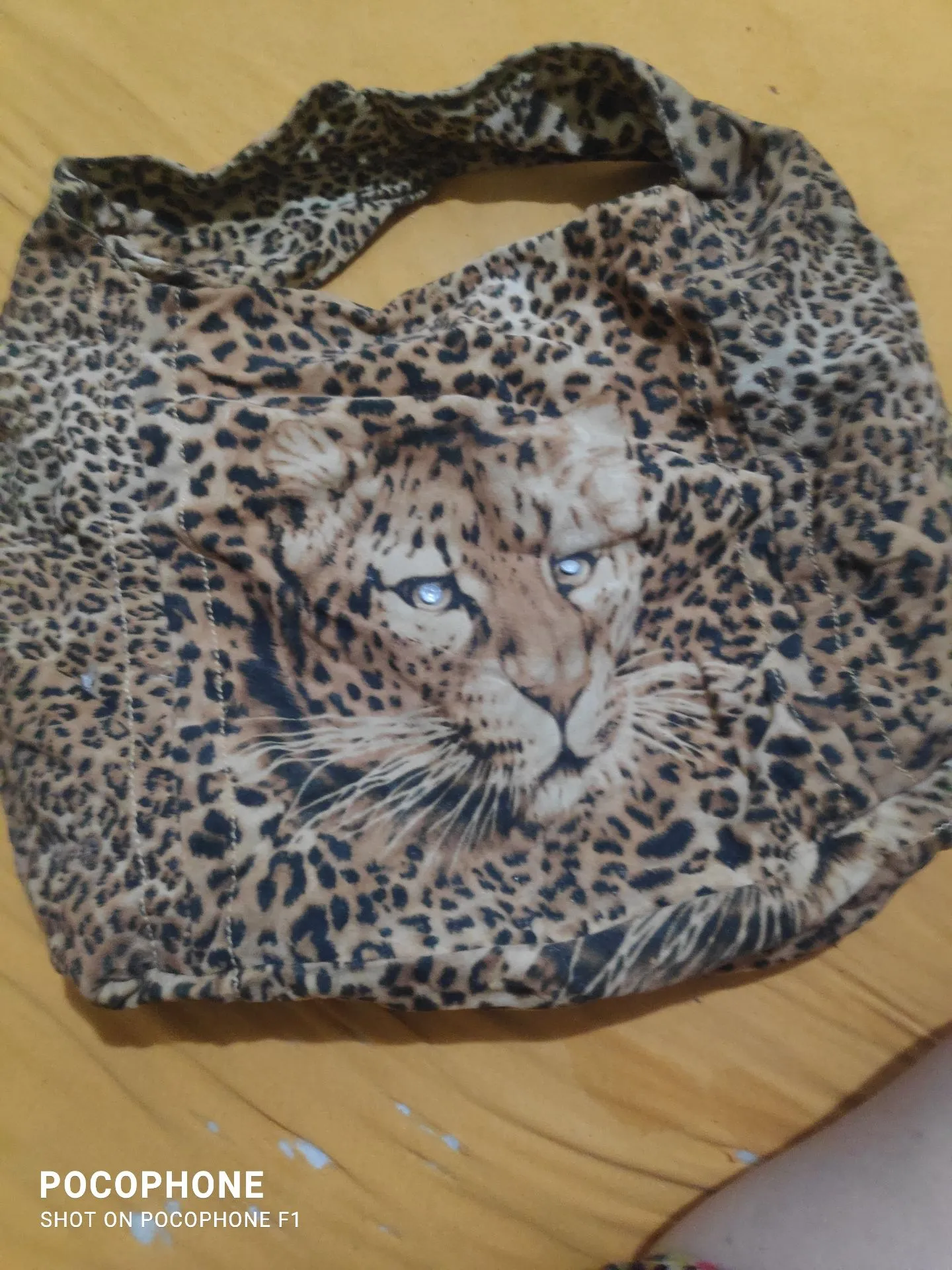 Bolsa de mão com estampa de onça