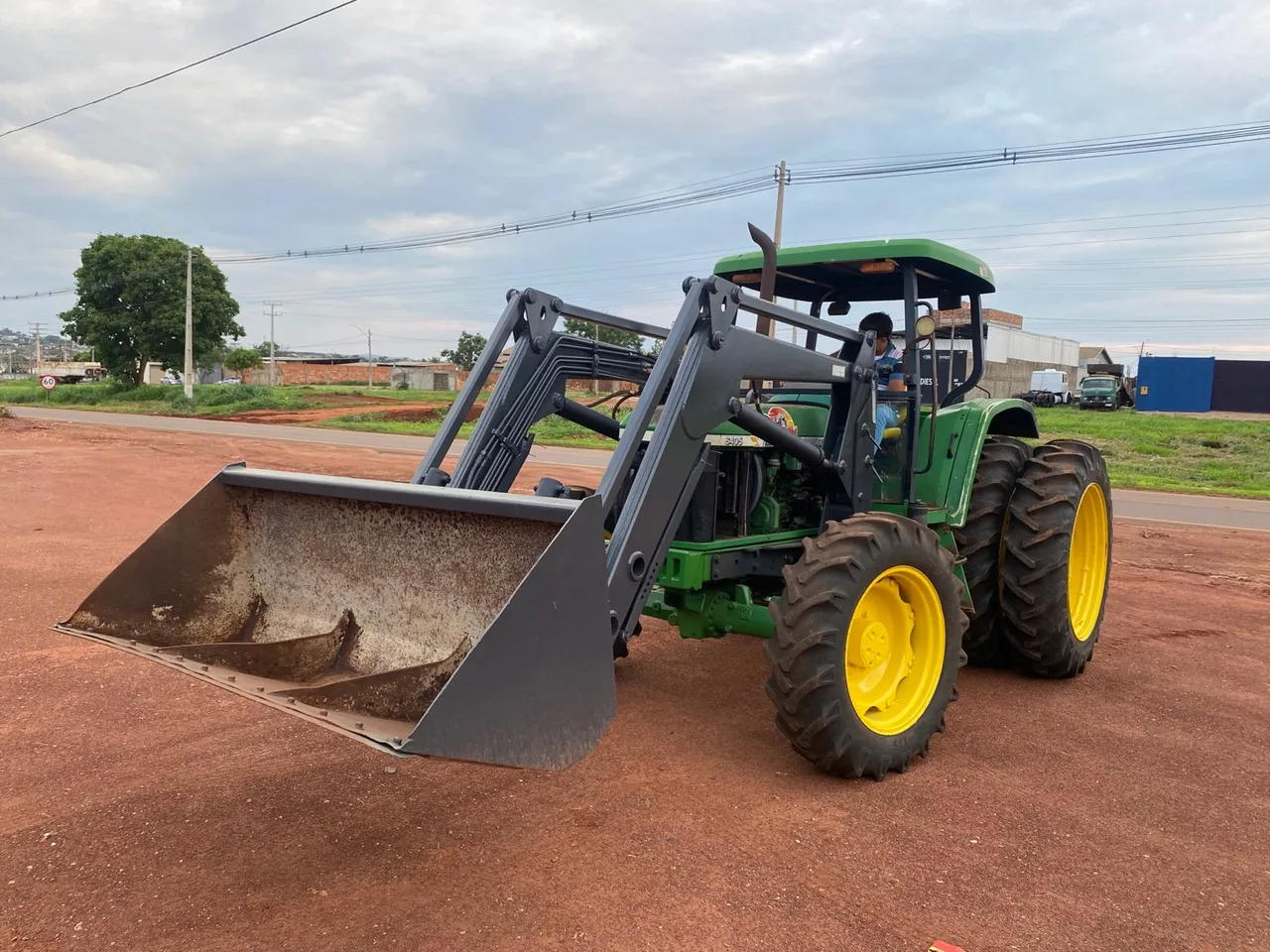 Trator Jhon Deere 6405 110 vc com conjunto de lâmina