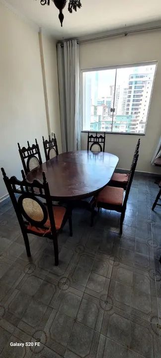 Mesa em madeira maciça pra 8 ligares com 6 cadeiras 