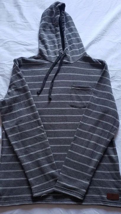 Blusa listrada com capuz tam M