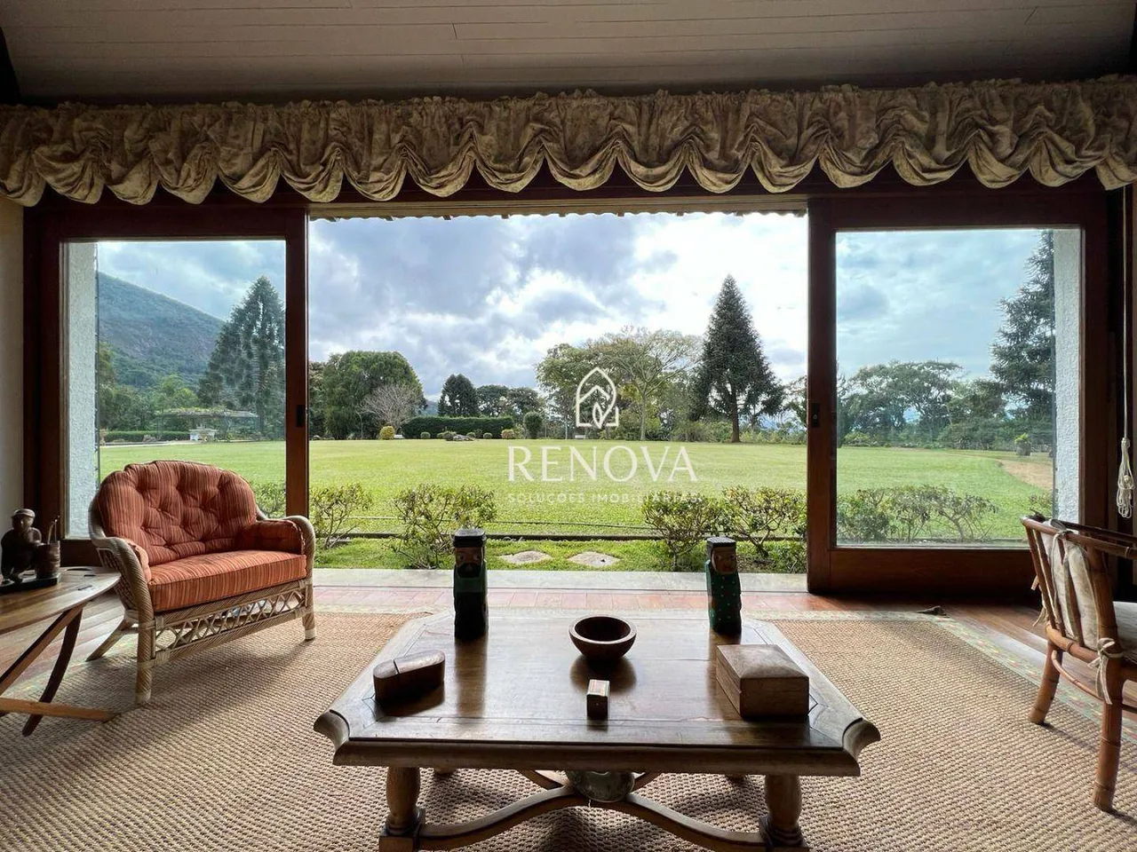 Casa estilo Sítio com QUATRO Quartos à venda, 516 m² por R$ 4.000.000 - Quebra Frascos - T