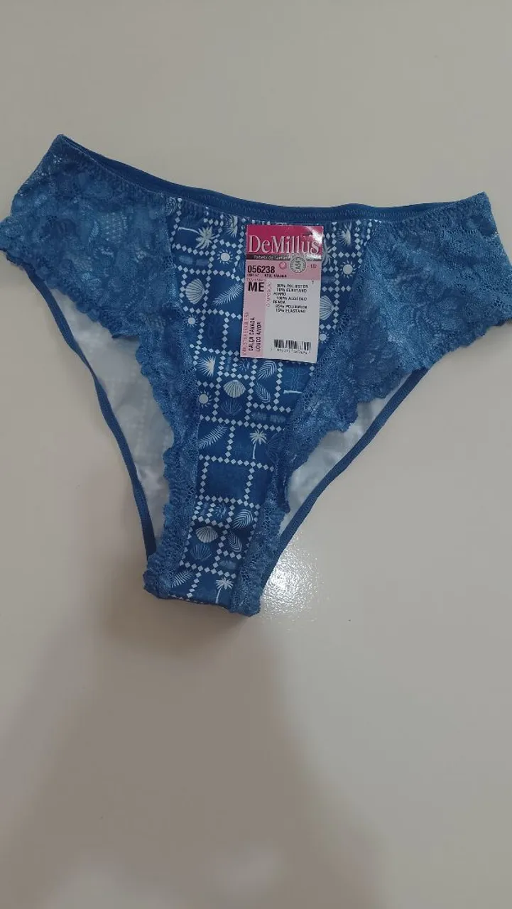 Calcinha azul DeMillus com renda