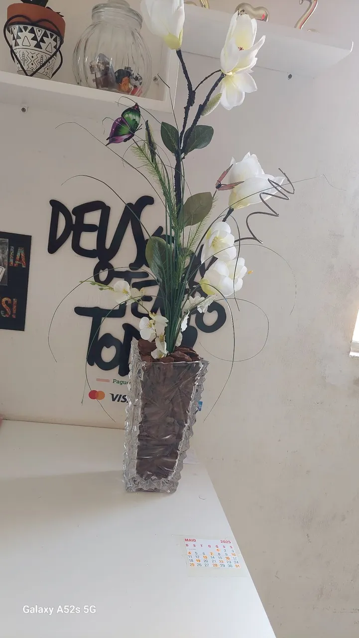 Vaso decorativo com flores artificiais