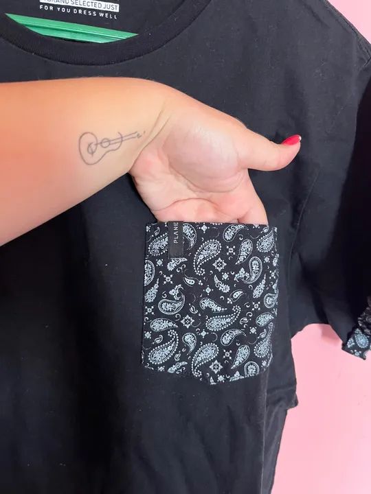 Camiseta Preta Plane com Bolso TAM M  - Foto 3