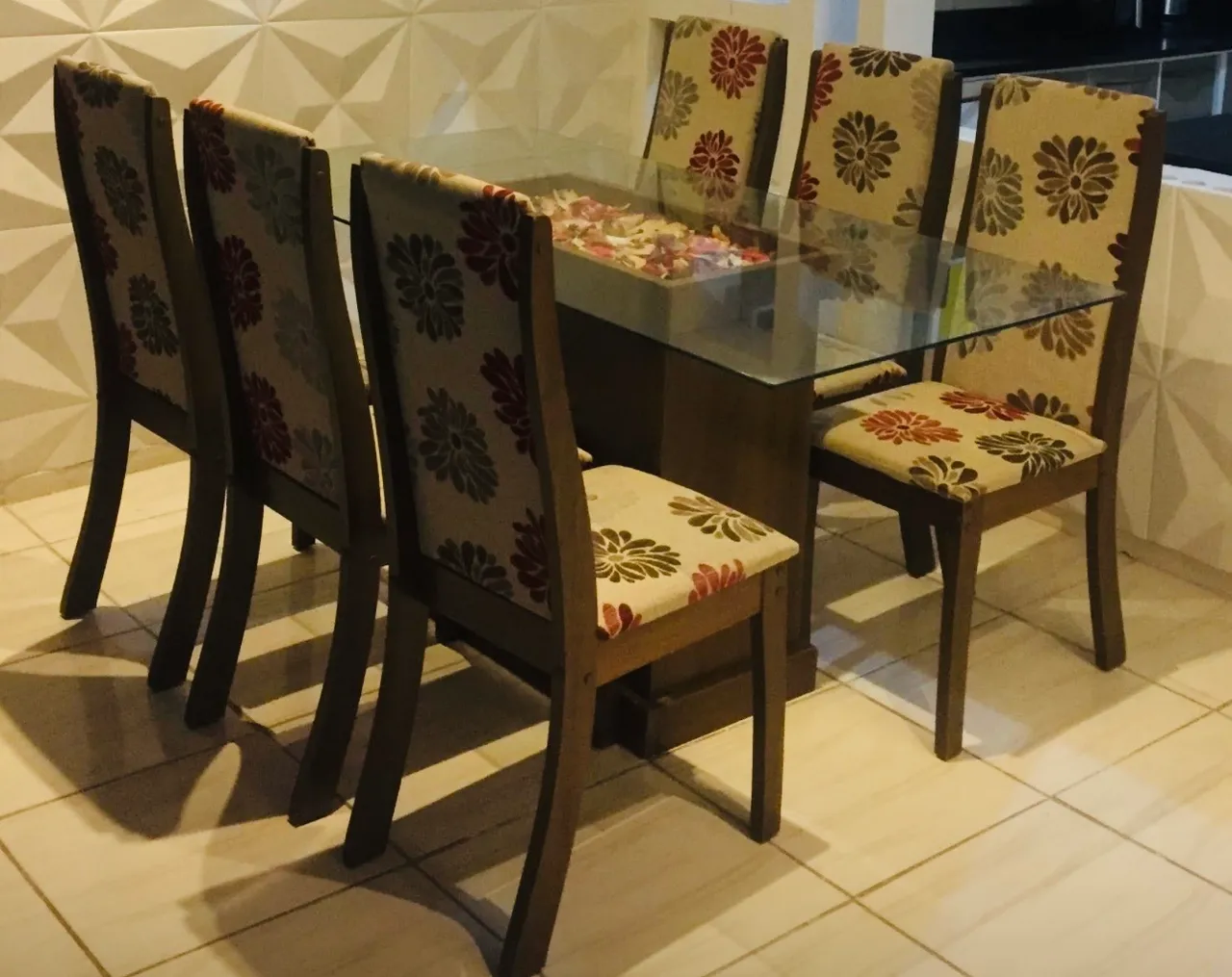 Mesa de vidro com 6 cadeiras