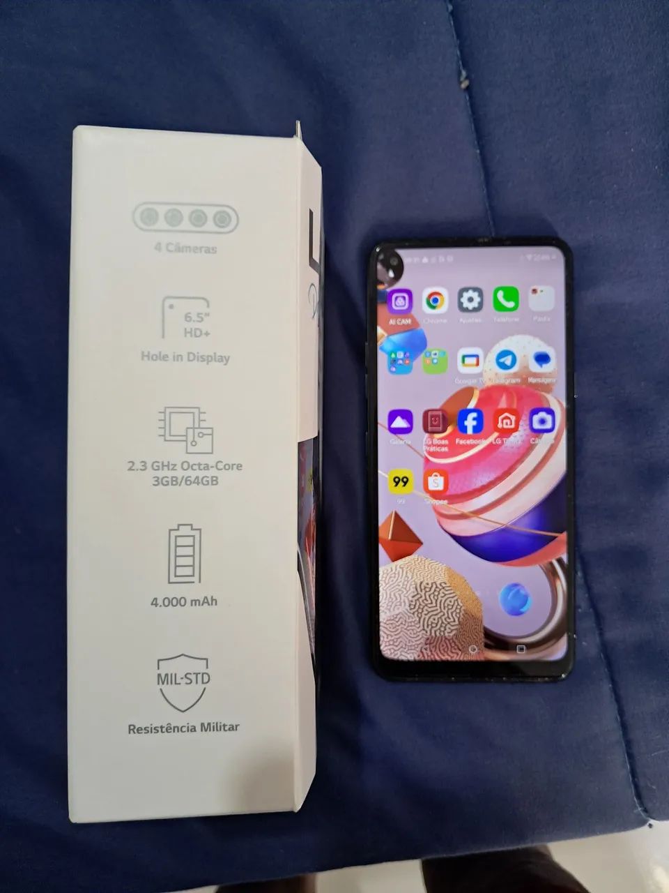 Smartphone LG com tela grande.