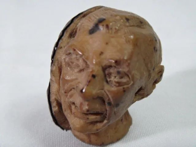 ESCULTURA TIPO NETSUKE (BOTÃO) ESCULPIDA EM UMA SEMENTE