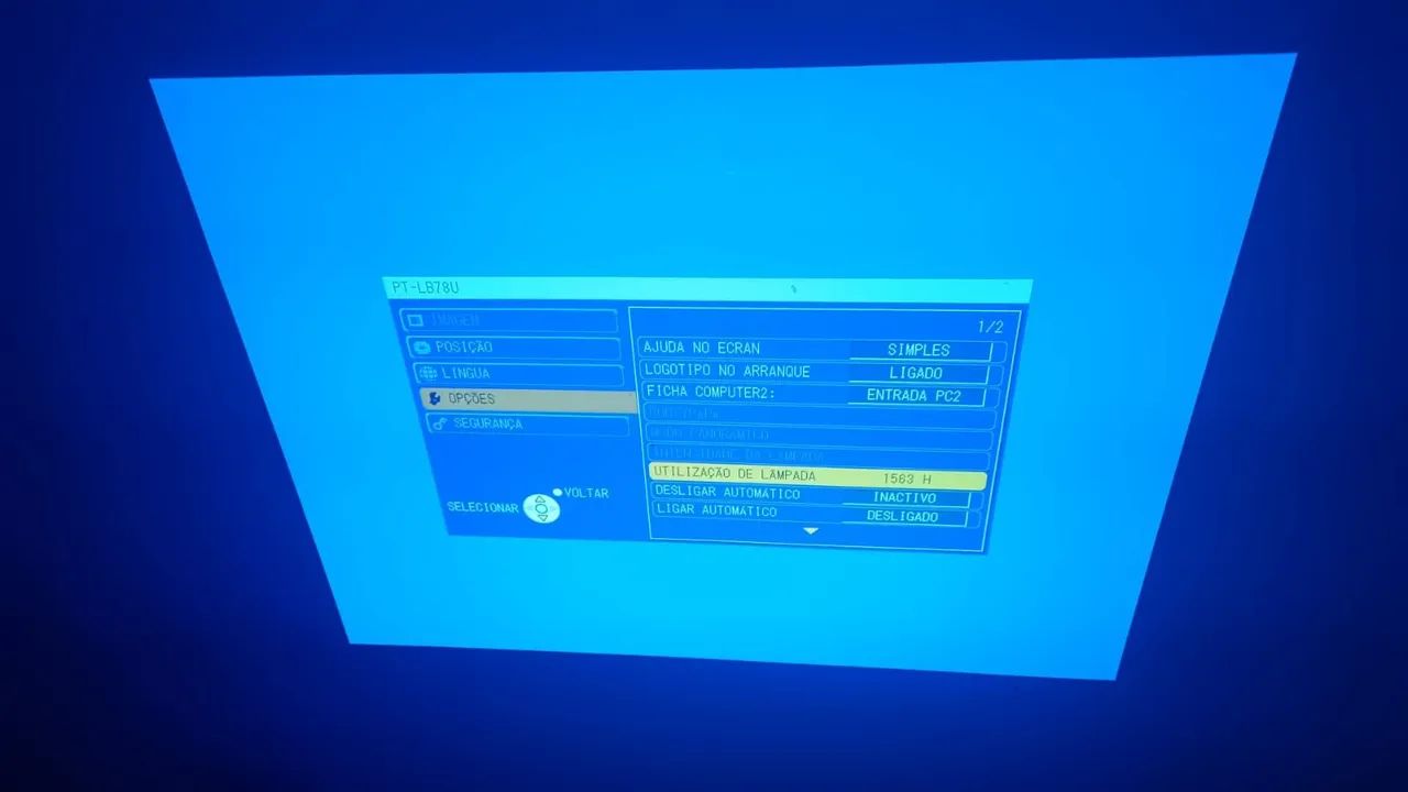 Vendo Projetor Panasonic PT-LB78, 3000 lúmens, funcionando com apenas 1600 horas de uso. - Foto 2